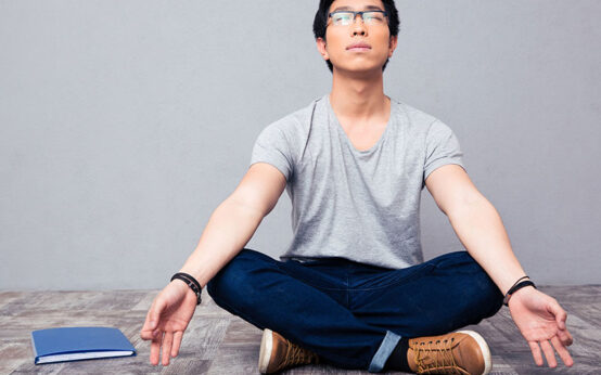 homem em postura de meditação
