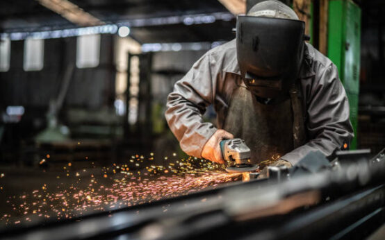 O tratamento de superfície melhora a durabilidade, resistência à corrosão e estética dos metais industriais.