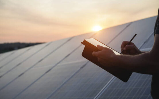 Descubra se a energia solar vale a pena para empresas, analisando custos, retorno financeiro e benefícios a longo prazo.