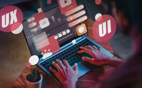 SEO para Sites: 10 Boas Práticas para Melhorar a Visibilidade no Google: Pessoa usando notebook com interface de tecnologia e ícones de mídia, como gráficos, alertas e UX, sugerindo automação e SEO para sites.