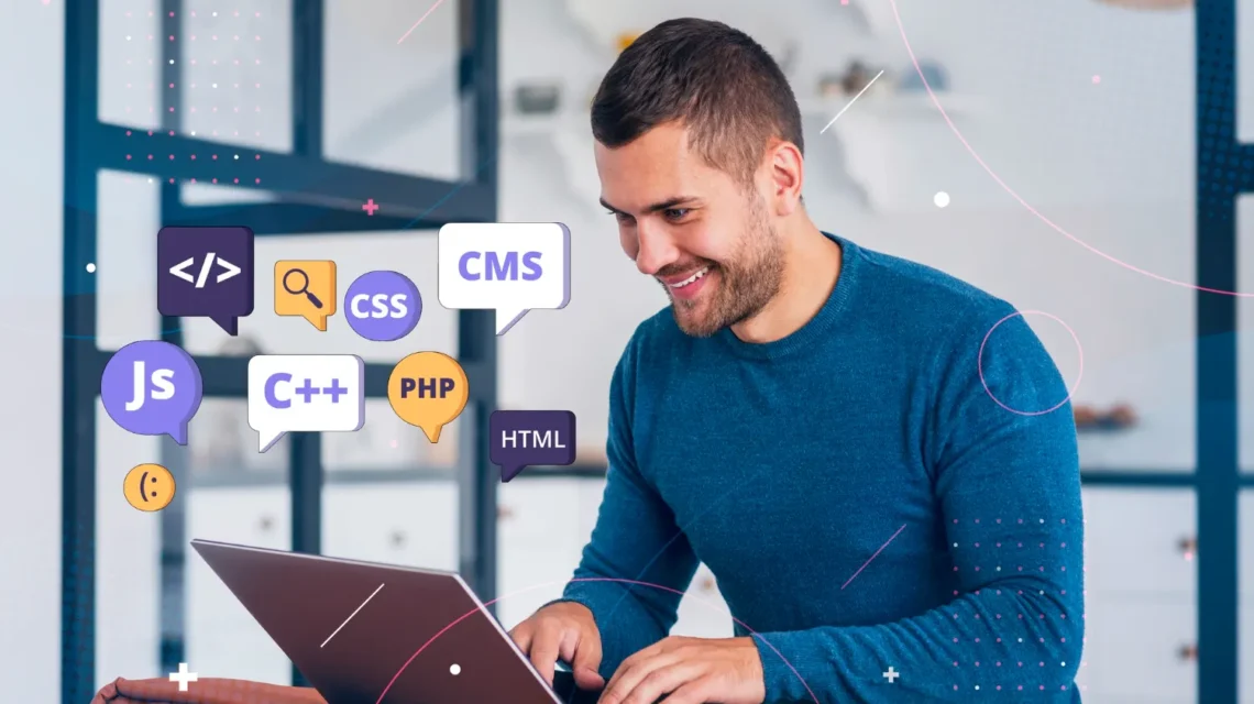 Velocidade do Site: Como o Desempenho Influencia a Experiência do Usuário: Homem programando em um notebook em ambiente de escritório, com ícones de linguagens de programação como HTML, CSS, JavaScript e CMS sobrepostos, representando desenvolvimento de site